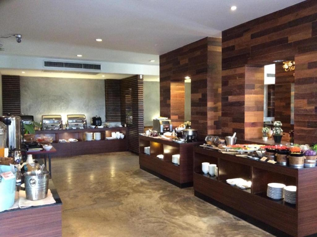 Klim Hotel Бурирам Екстериор снимка