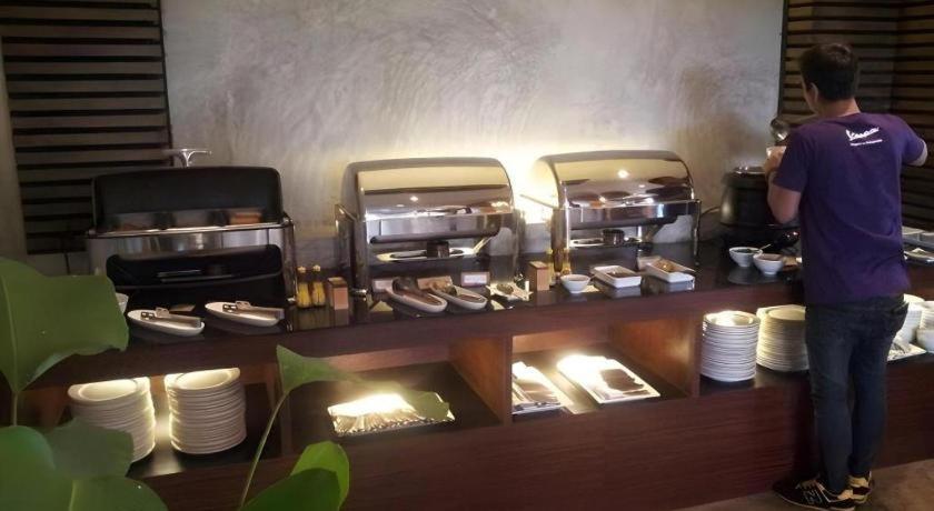 Klim Hotel Бурирам Екстериор снимка