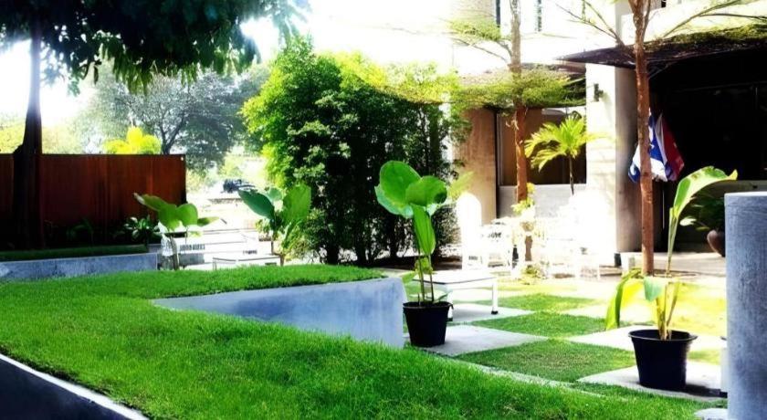 Klim Hotel Бурирам Екстериор снимка