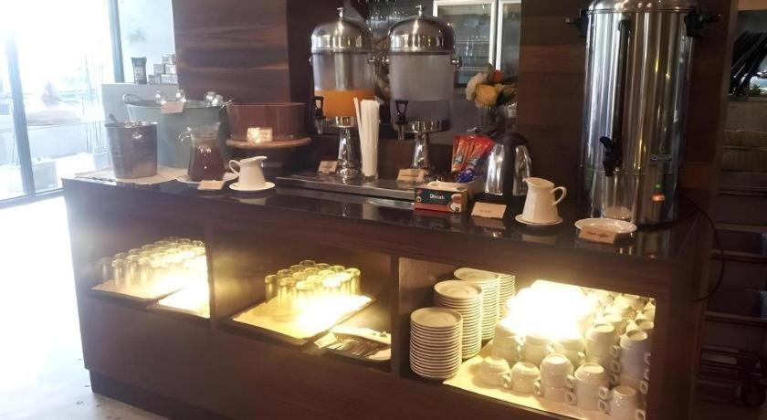 Klim Hotel Бурирам Екстериор снимка