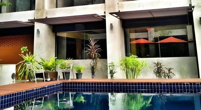 Klim Hotel Бурирам Екстериор снимка