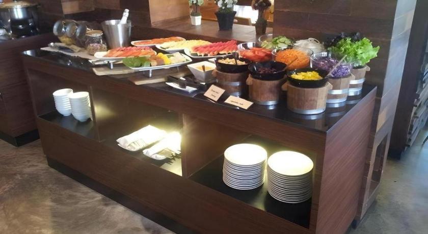 Klim Hotel Бурирам Екстериор снимка
