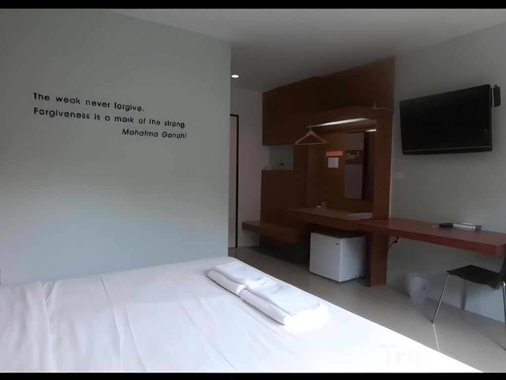 Klim Hotel Бурирам Екстериор снимка
