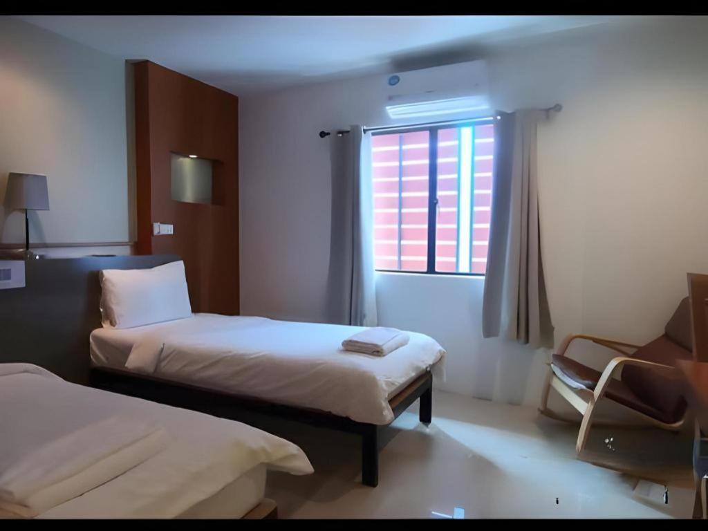 Klim Hotel Бурирам Екстериор снимка
