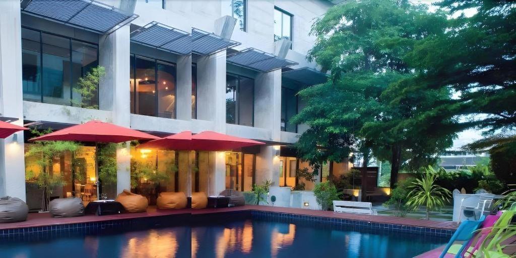 Klim Hotel Бурирам Екстериор снимка